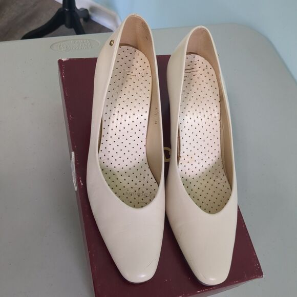 Etienne Aigner Women's Taylor Leather Pump Heel Shoes 5.5 M bone heels vintage - Picture 2 of 5